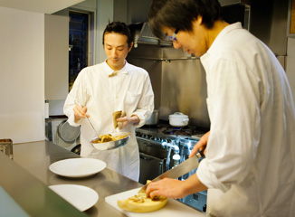 調理場で作業する今井さんと高木さん