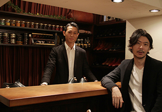 ソラーロスーツの靴磨き職人 F4 油彩画 人物画 ソラーロスーツの靴磨き