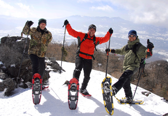 仲間とスキーを楽しむ田中さん