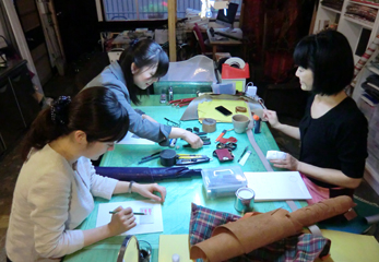 シロヤマさん（右）の指導のもと、デザイン画を描く