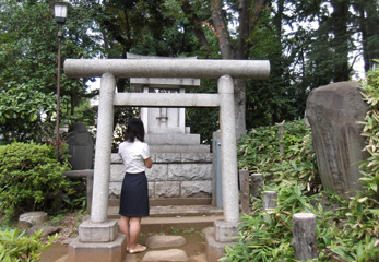 四合目付近の平地に里宮があります。