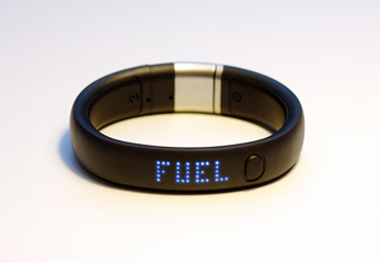2013年にナイキ社から発売されたデバイス「Nike+ FuelBand SE」