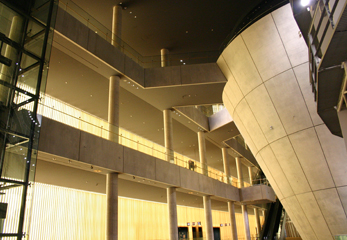 国立新美術館・三層の廊下