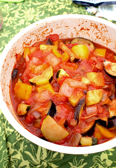 水を使わずに作るラタトゥイユ。鍋に缶のカットトマトとコンソメを入れ、炒めた玉ねぎやパプリカ、ズッキーニ、なすを入れて煮こむだけ！
