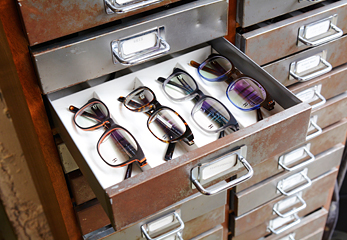 「GLOBE SPECS」店内には、岡田さんが海外でセレクトしてきたメガネがブランドごとに並ぶ。訪れたものを飽きさせない、多様なディスプレイも特徴的だ。