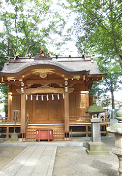 参道には、摂社である宮乃咩（みやのめ）神社が。