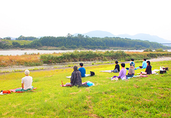 「アウトドア坐禅」の様子