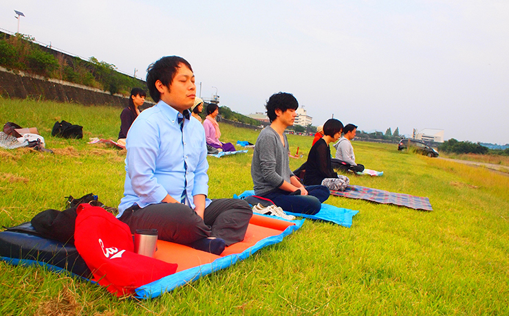 大自然を前に心を洗い流す「アウトドア坐禅」