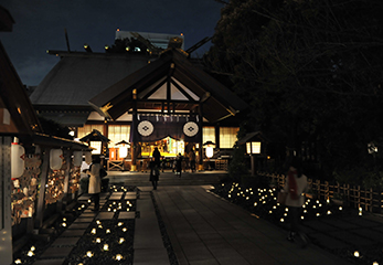 東京大神宮 縁日にあたる毎月17日には「Tomoshibi-キャンドルナイト–」が実施される