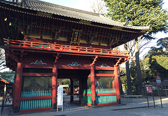 根津神社 楼門 アップ