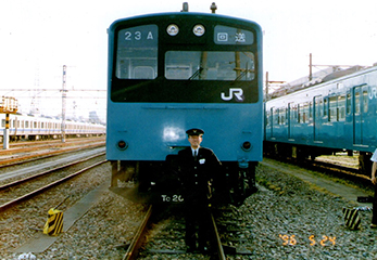 車両と一緒に線路の上で