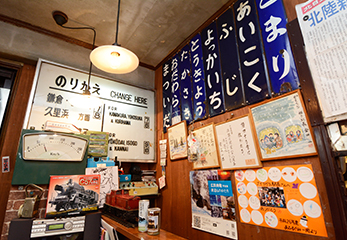 全国の駅長に書いてもらった色紙の一部