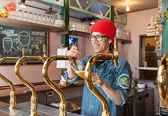 タップからビールを注ぐ店員さん