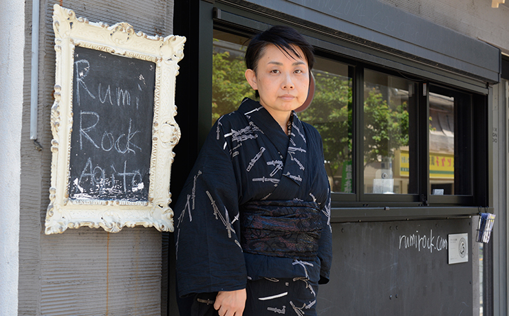 芝崎るみさん 「Rumi Rock」アトリエの前にて