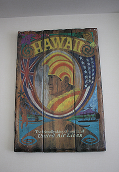 航空ジャンク市の戦利品。ユナイテッド航空のハワイ路線の広告として使用されていた木目調の掛け物。