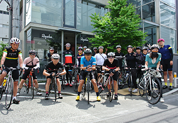 『Rapha Cycle Club Tokyo』のスタッフ