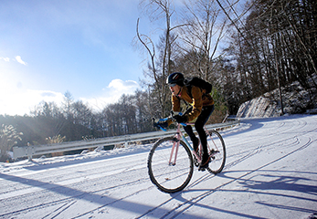 雪道のサイクリングの様子