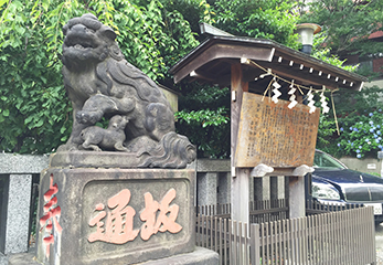 子どもを連れた夫婦の狛犬・右