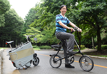 折りたたみ自転車にまたがる大谷さん