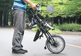 たたまれた状態の自転車