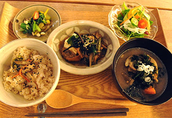 たっぷり味噌汁と土鍋ごはん（1,000円）