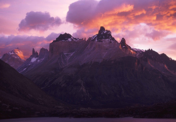 石田さんが旅先で出会った絶景、チリのトーレス・デル・パイネ国立公園の夕暮れ。