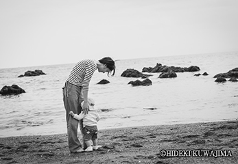 お子さんと岡崎さん©HIDEKI KUWAJIMA