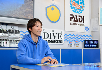 ダイビングショップTHE DIVE FACTORY、インストラクターの平井稔也さん