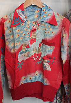 孔雀の模様の生地で作られた、30年代の子供用の長袖シャツ