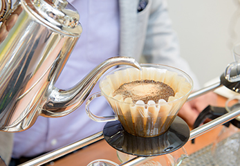 世界を旅する〈コーヒーハンター 川島良彰〉の仕事道 コーヒーで、世界中の人々を幸せに変える！ | 特集 | スルガ銀行 Dバンク支店