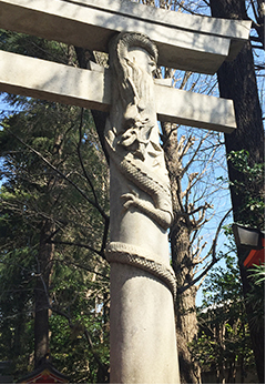 馬橋稲荷神社 龍の鳥居 右には降り龍