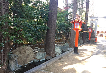 馬橋稲荷神社 参道脇のせせらぎ