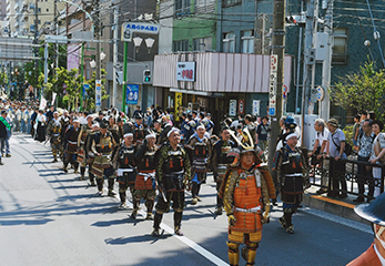 平安時代の鎧兜や陣羽織、裃などを身にまとった人々が、街を練り歩きます