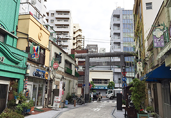 レトロな町並みを再現した「亀戸香取勝運商店街」