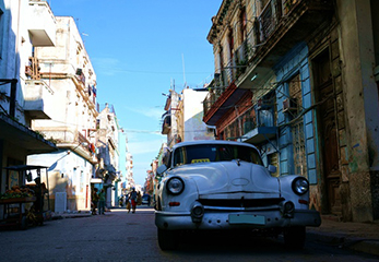 キューバの町並みとクラシックカー