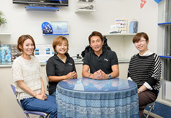 テーブルの左から、合原（ごうばる）瞳さん、池口 愛さん、高橋秀嘉さん、藤山亜美さん。
