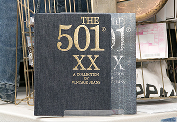藤原さんが企画した〈リーバイス〉「501XX」の写真や資料を収録した書籍