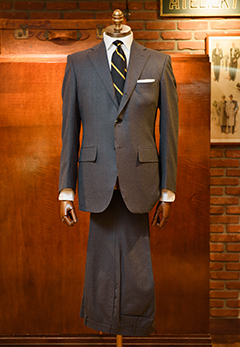 【スーツ】男が1着目に仕立てるべきは、ミディアムグレー