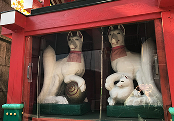京濱伏見稲荷神社 狐の像