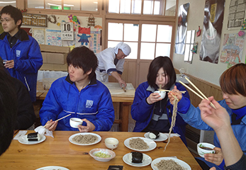 さんさん館・食事風景