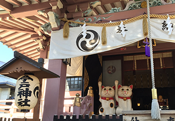 今戸神社 境内に安置されたペアの招き猫