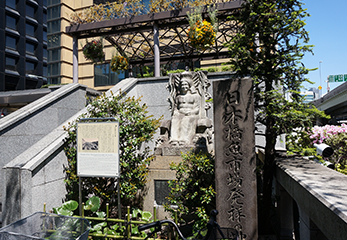 「日本橋魚市場発祥の地」の石碑と乙姫の像