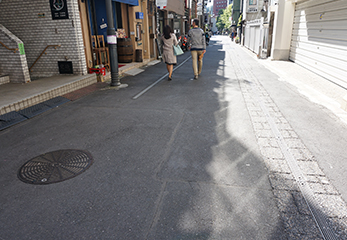 東京ミッドタウンの向かいの路地