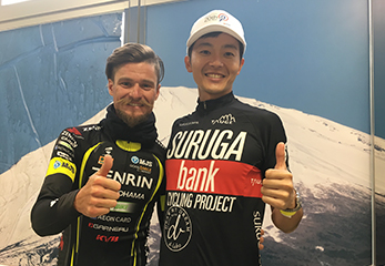 富士山ステージ優勝者 オスカル・プジョル・ムニョス選手と一緒に