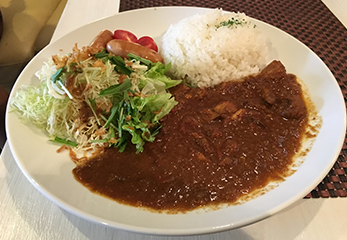 チキンカレーのプレートランチ