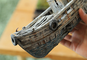 白ボール紙でつくられた漁船