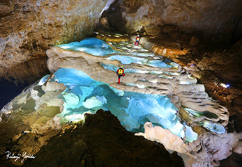 鹿児島県沖永良部島の洞窟「銀水洞」。ブルーの地底湖が広がる、荘厳な洞窟内！
