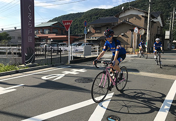 くるら戸田の足湯につかりながら、戸田塩アイスクリームは最高です！