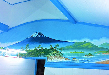 心までも洗い流す“富士山ブルー”を眺める銭湯