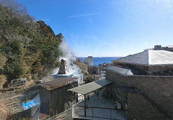 伊豆熱川駅ホームからの湯けむり